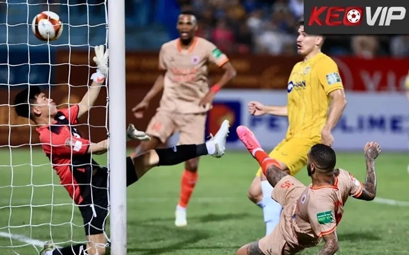 Văn Việt khoác áo Sông Lam Nghệ An trong một trận V.League