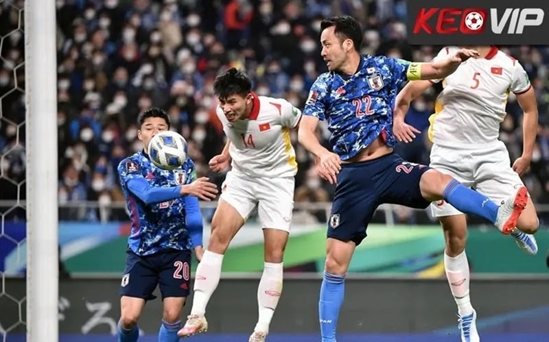 Pha đánh đầu lịch sử của Bình vào lưới Nhật Bản tại vòng loại World Cup 2022